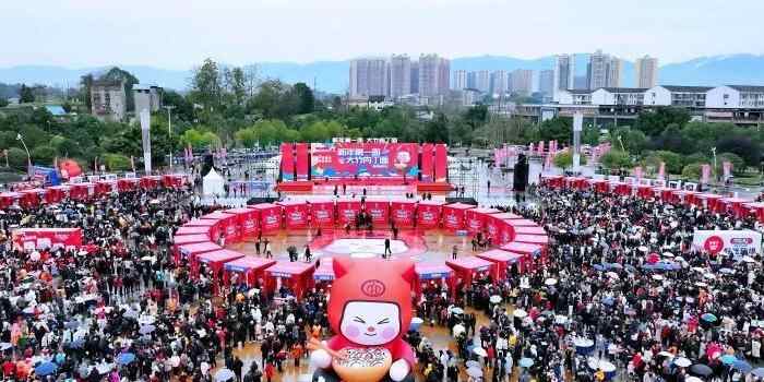  四川大竹肉丁面美食嘉年华人气旺