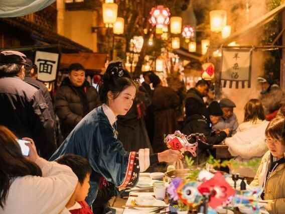  长街宴摆千年味 浙江桐乡宋韵古镇迎新年