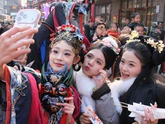  浙江杭州：瓶窑老街傩戏滚灯迎新年