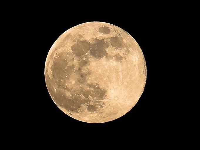 2026年首个超级月亮现身天宇 年度最大满月年末见