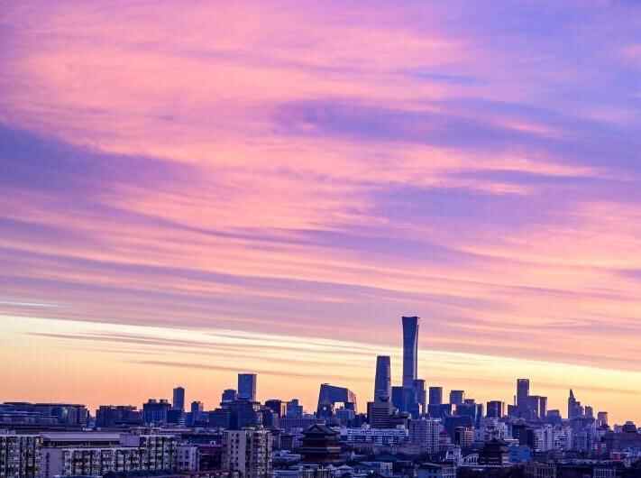  朝霞染京城