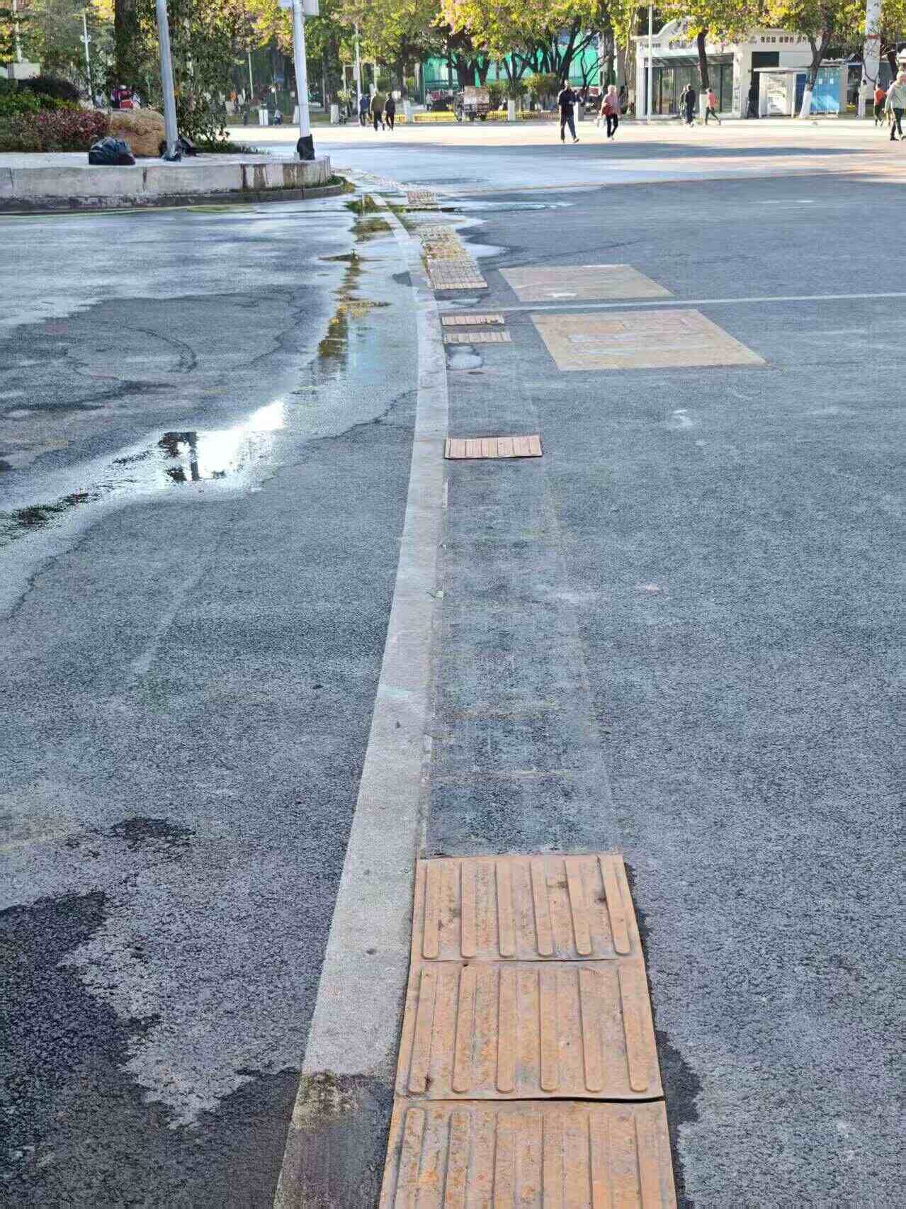 天河体育中心部分盲道缺损官方回应：车辆撤场时压坏会世界杯-足球赛事比分体育网尽快修复｜鱼眼·热点