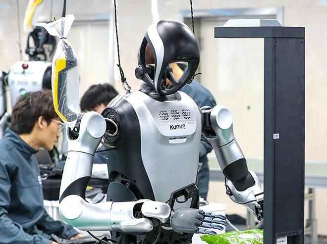 山东青岛：人形机器人“实训”忙