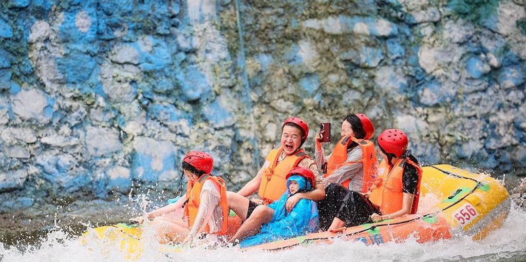 湖北襄阳:峡谷漂流