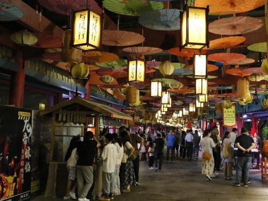 华灯初上夜未央 民众“入戏”浙江横店影视城景区