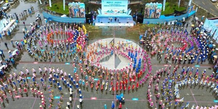  “万人同跳土家族摆手舞”在重庆石柱黄水正式启动