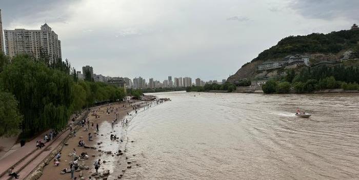兰州黄河岸畔迎文旅热