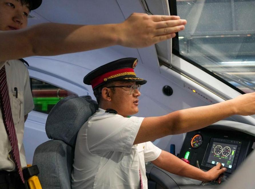 次仁的“天路”：一个藏族青年的铁路梦