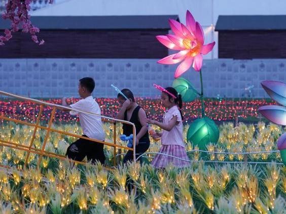  哈尔滨冰雪大世界打造“非遗千灯会”点亮夏夜