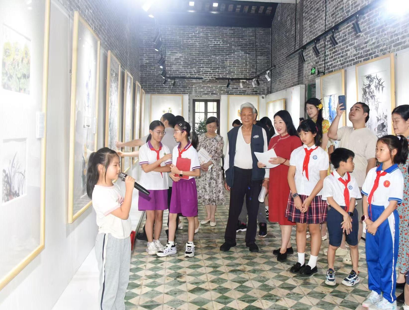  暖心！困难家庭及城市建设者子女画作在广州海珠双清楼展出