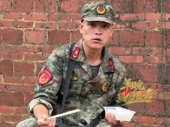 广西多地民兵驰援横州,在废墟上吃饭一幕让人泪目