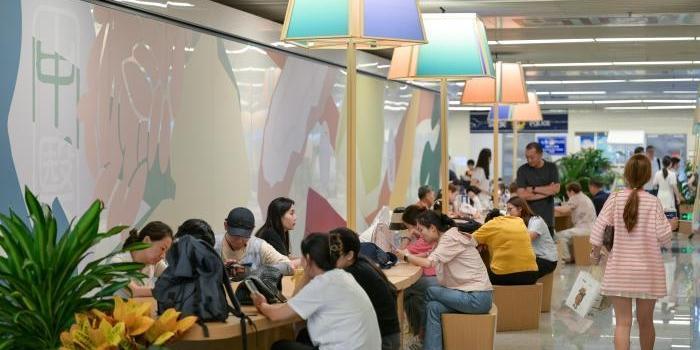 四川成都:489座地铁站候车大厅变身“清凉驿站”