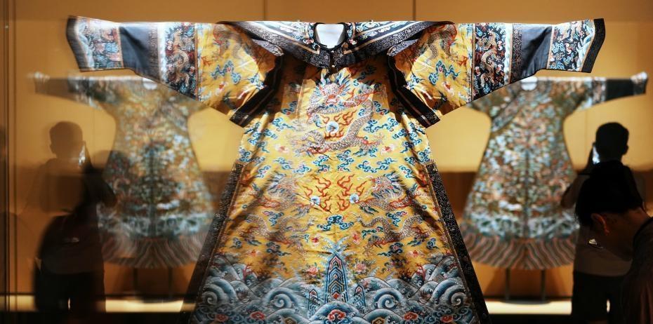 故宫藏清代帝后服饰亮相上海 尽显“皇家高定”之美