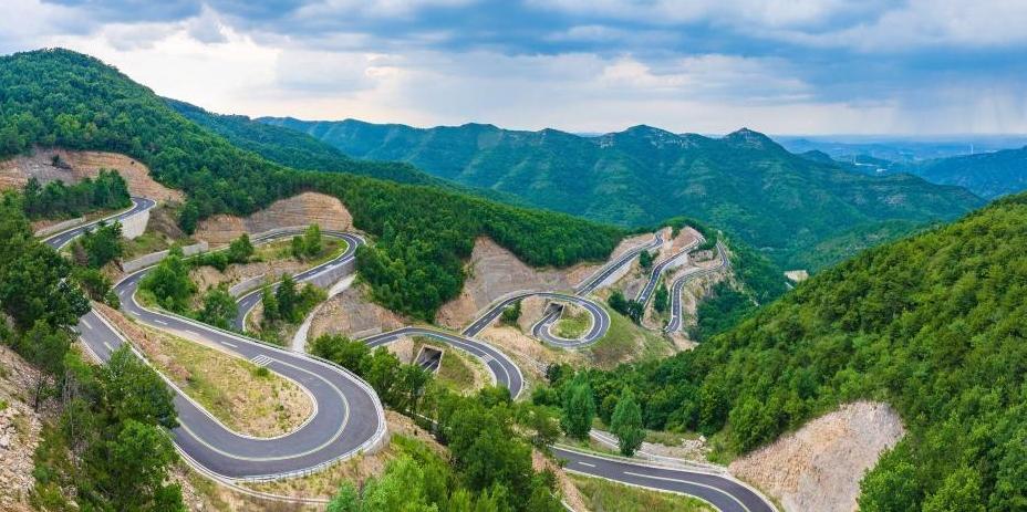山西左权:太行“72道弯”绿意正浓