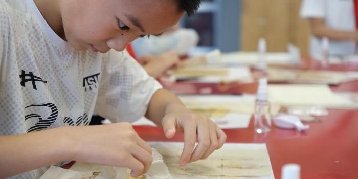  暑期研学热 浙江杭州学生走进档案馆修复“历史”