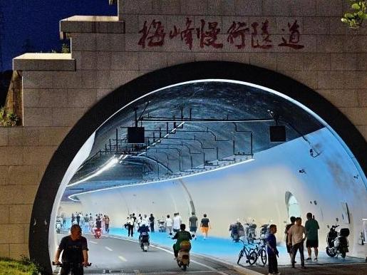 福州高温 民众慢行隧道里纳凉