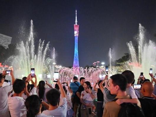  广州：游客夜观喷泉享清凉