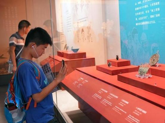  “月是故乡明——杜甫与秦州主题文物展”吸引观众观展