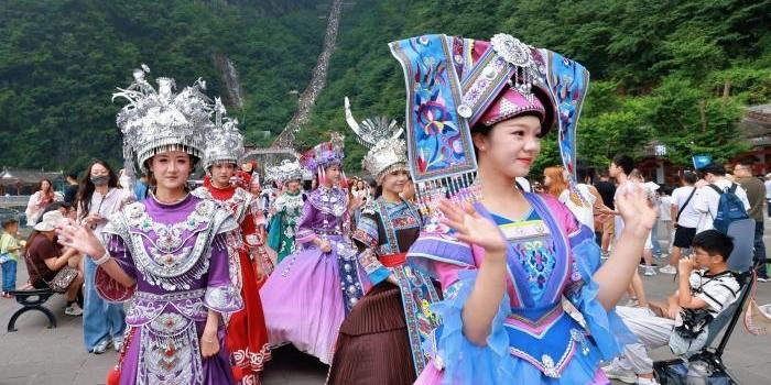  张家界天门山民俗“宠客” 舞狮竹竿舞硬气功轮番上演