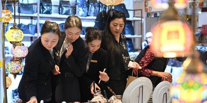  27国好物齐聚拉萨 环球优品展览会助力雪顿节
