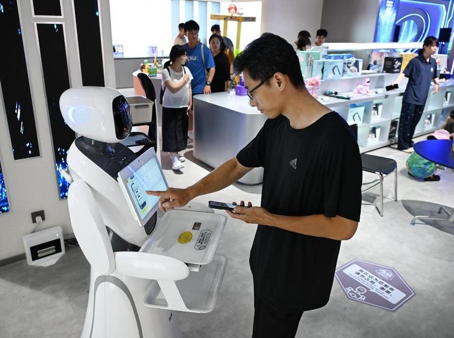  可租赁可定制 青岛首家机器人6S体验店开业