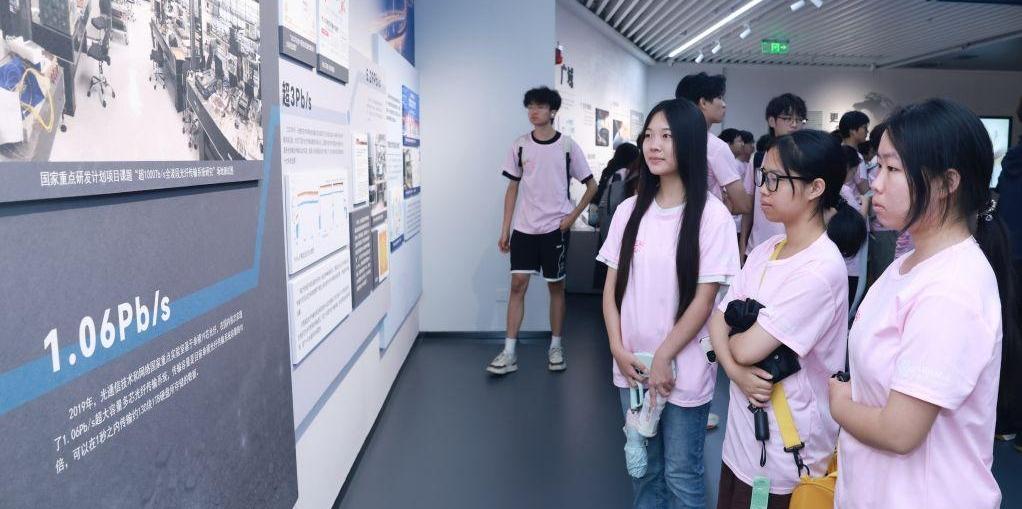  湖北武汉：暑期游馆探秘光通信发展史
