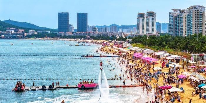  山东威海：暑期海滨游持续升温