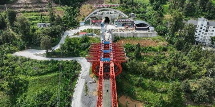  贵州：黄百铁路望谟河特大桥施工正酣