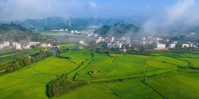  贵州黔西：和美乡村景如画