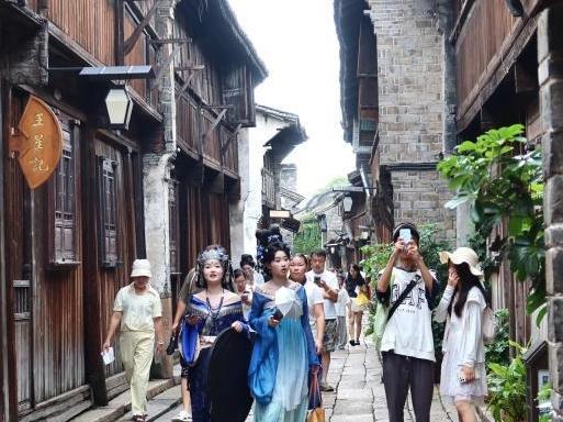  浙江乌镇迎来暑期旅游热