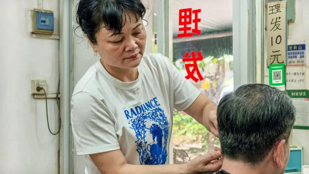 闹市里的10元理发店,让我们看见了广州的情义