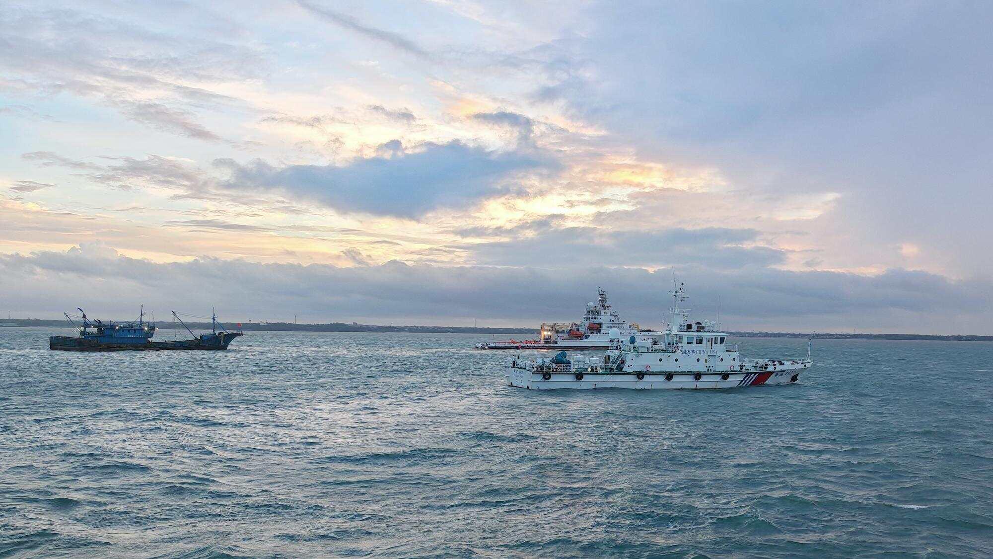 受热带低压影响,琼州海峡一艘渔船遇险,船上8人已全部获救