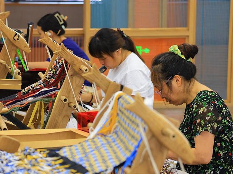 湖南张家界：制作土家族织锦产品