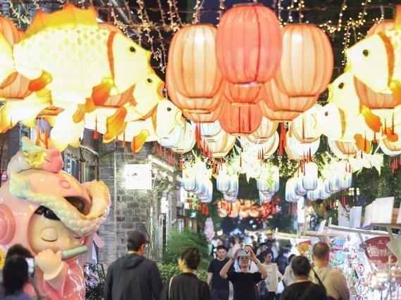 南京笪桥灯市启幕 千年古巷流光溢彩