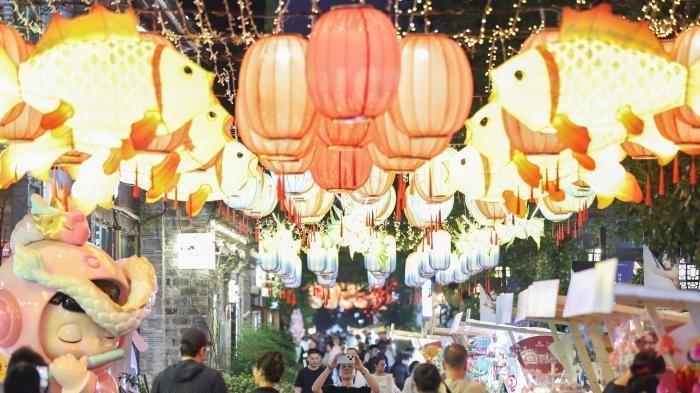 南京笪桥灯市启幕 千年古巷流光溢彩