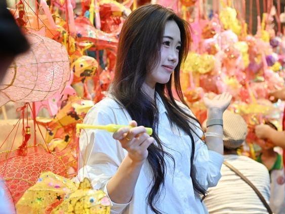 广州:中秋节临近 花灯受欢迎