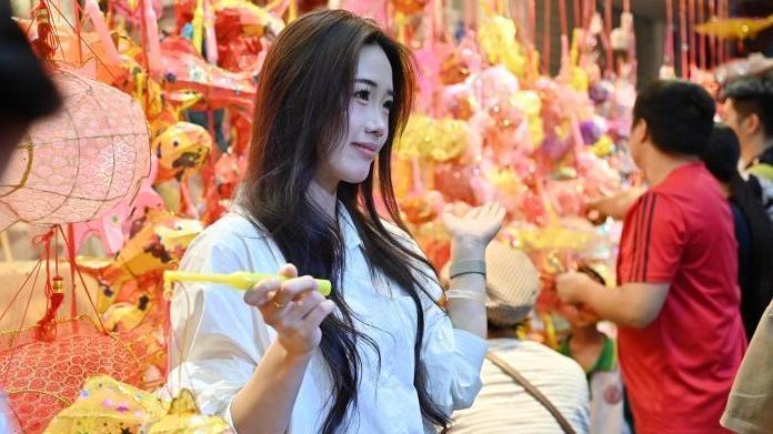 广州:中秋节临近 花灯受欢迎