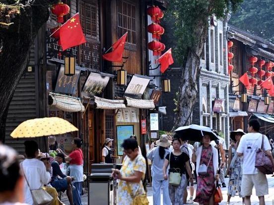 “中国红”点亮古巷