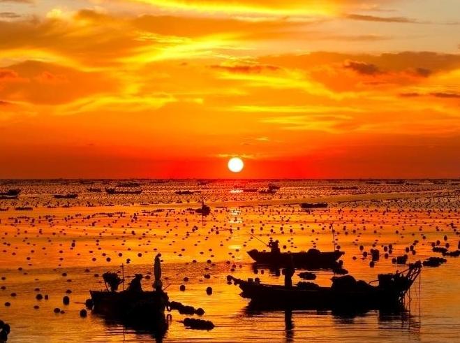 山东荣成:爱伦湾海滨现火烧云景观