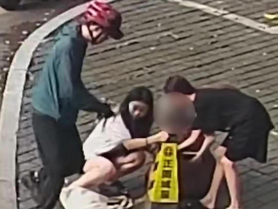  老人摔倒不到3秒，两名女孩来了，外卖小哥也来了